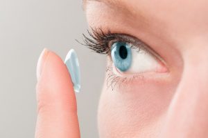 What is the best way to put contacts in?  | Dittman Eyecare